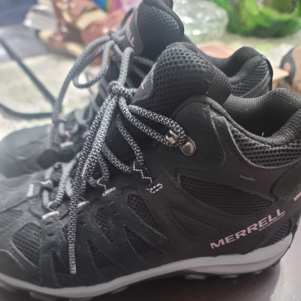 Merrill Women’s Hiking Shoes Size 6.5